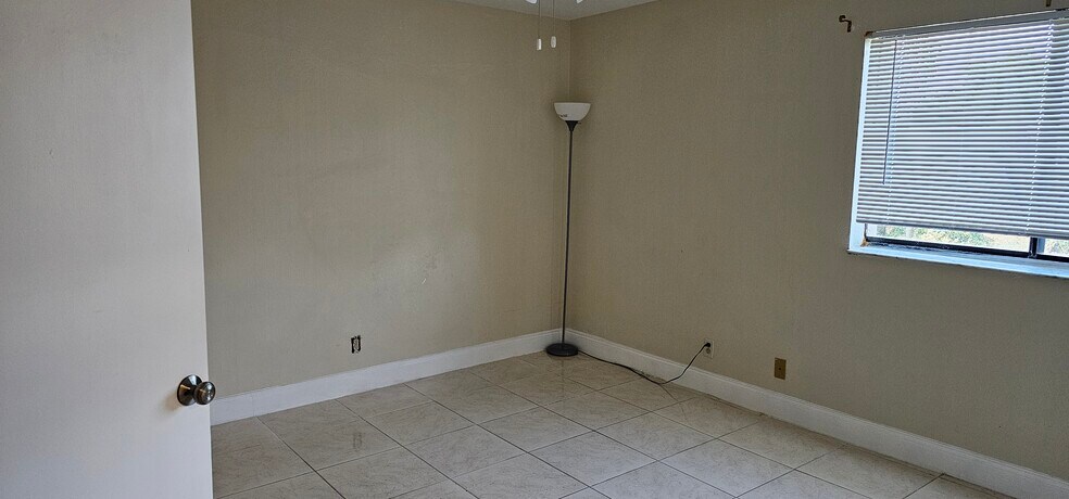 Building Photo - 2866 S University Dr