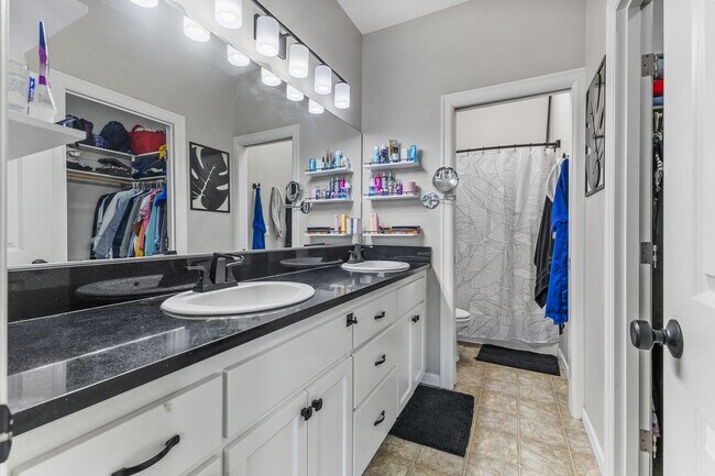 Building Photo - 5-bed, 3-bath Home in Scenic West Salem