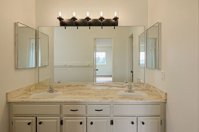 Building Photo - Spacious 4 Bed / 3 Bath Home in Desirable Nebo Hill – La Mesa (3,056 Sq Ft)