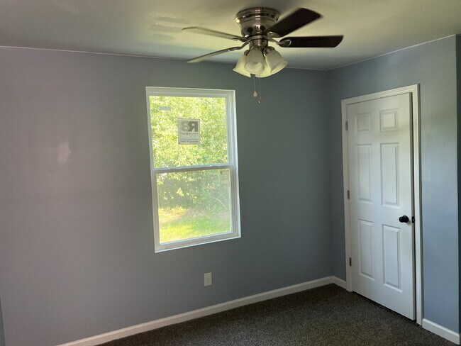 Building Photo - Charming 2 Bedroom Cottage Near King Mill ...