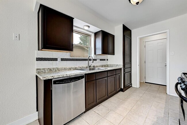 Building Photo - 509 Greenway Dr