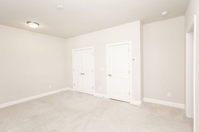 Building Photo - 3 story townhome in a great location in Chamblee