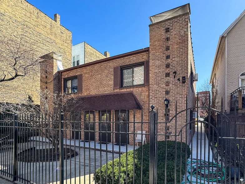 Building Photo - 713 W Diversey Pkwy