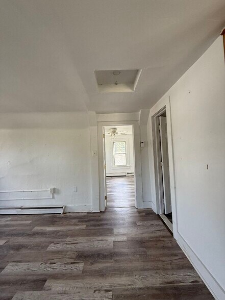 Building Photo - 1083 W Market St