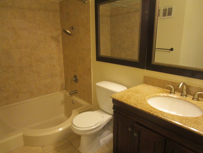 Building Photo - Updated 2 Bedroom Lower Level Condo in Tem...