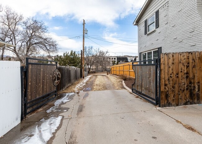 Building Photo - Centrally located Cute 2 Bed Bungalow with Garage
