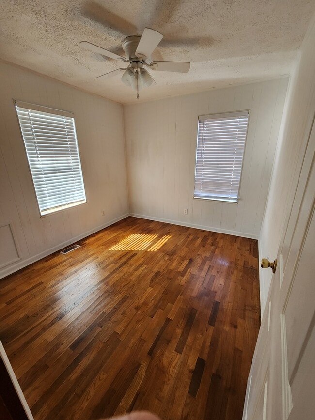 Building Photo - 638 Sunview Dr