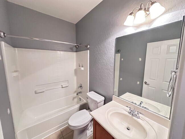 Building Photo - Single Story 3 Bed/2 Bathroom Home