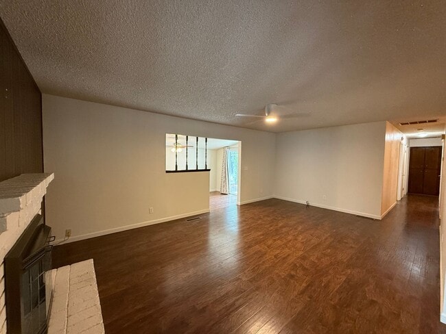 Building Photo - 3-bedroom single story in the heart of Tur...