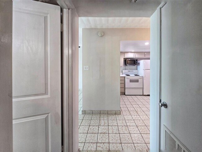 Building Photo - 7310 Seawall Blvd