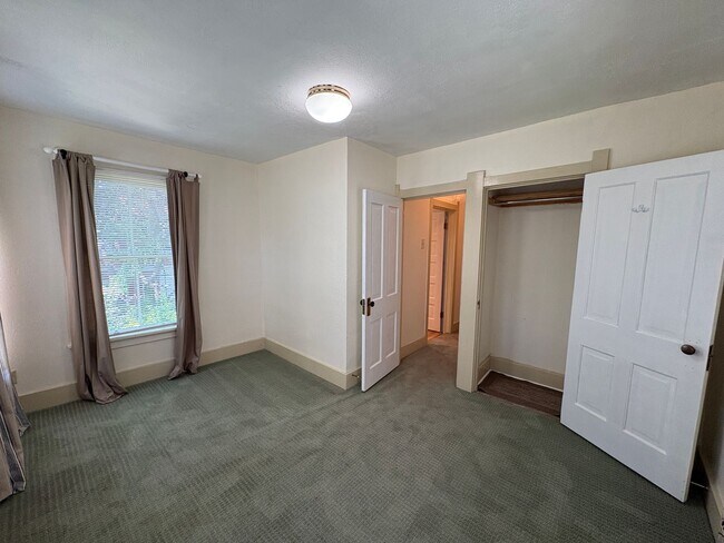 Building Photo - 4 bedroom 2 bathroom Historic Home Downtown Manhattan KS