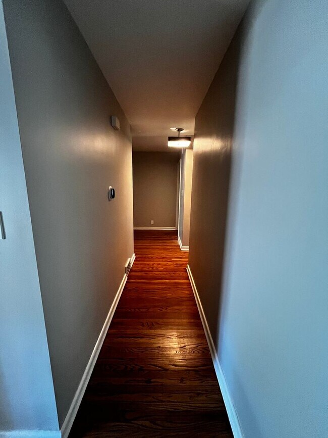 Building Photo - Wonderfull 3 Bedrooms along with 2 Full Ba...