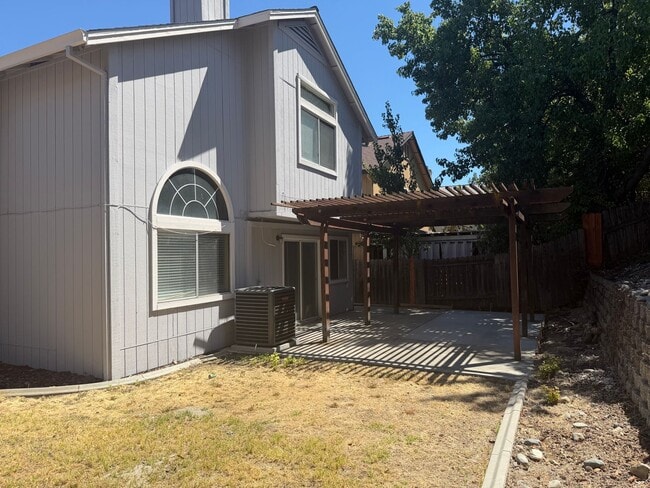 Building Photo - Bright & Spacious 3 Bedroom Home with Vaulted Ceilings, New Carpet & Private Backyard in Antelope!