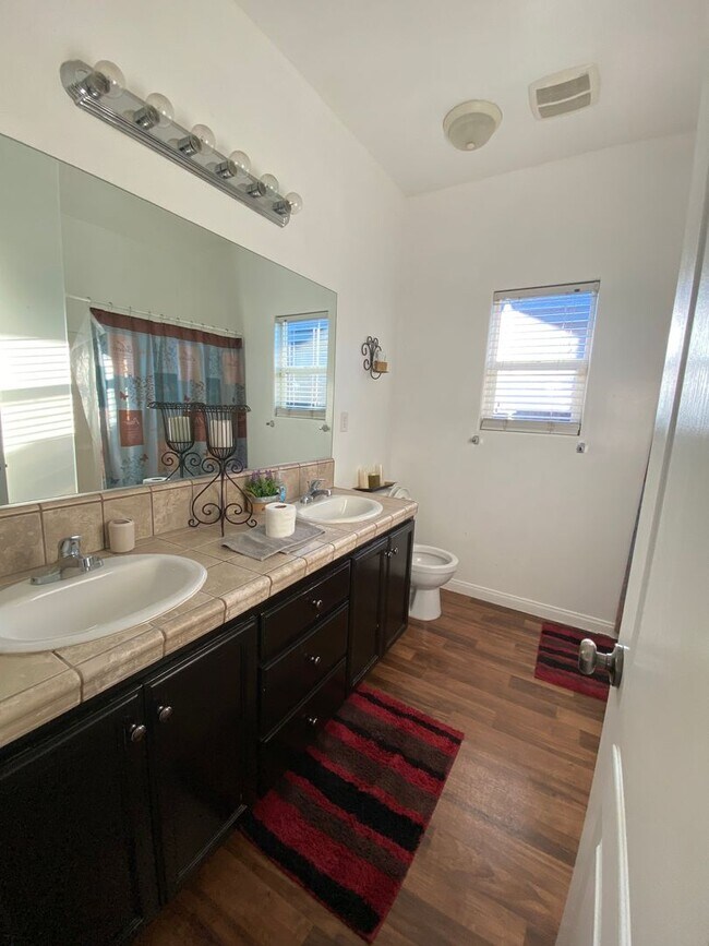 Building Photo - Affordable 3 BD 2 BA house in SE Bakersfield Near Union Ave & Berkshire Road