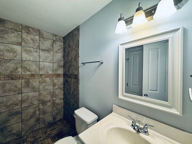 Building Photo - Newer Townhouse (Wiggington Place)