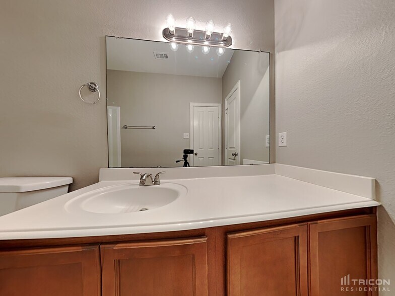 Building Photo - 2413 Castle Creek Dr