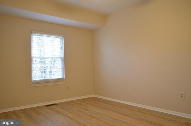 Building Photo - 13 Stanwyck Ct