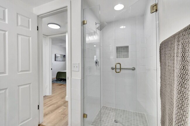 Building Photo - 52 Burgundy N