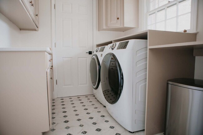 Building Photo - 946 Magnolia St SE