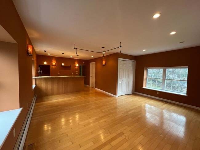 Building Photo - Gorgeous 3 bed, 2 bath home | Lawn Care Included