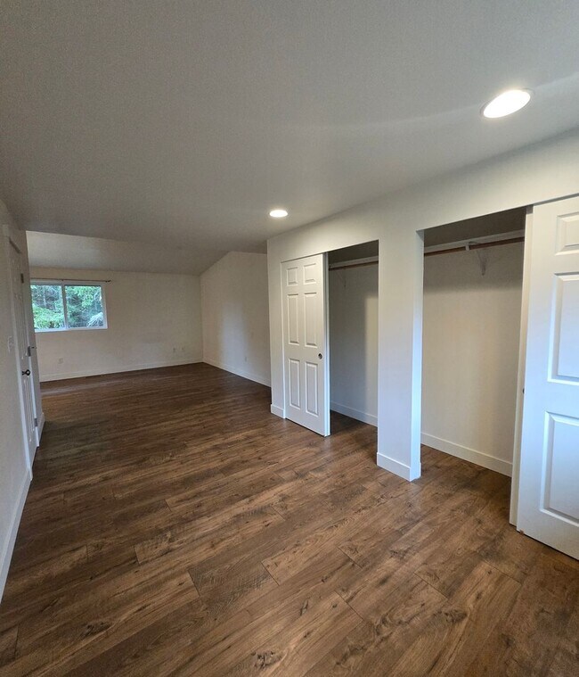 Building Photo - ***PENDING APPLICATION***4 Bedroom, 2 Bath...