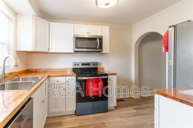 Building Photo - 1601 Villa Ave