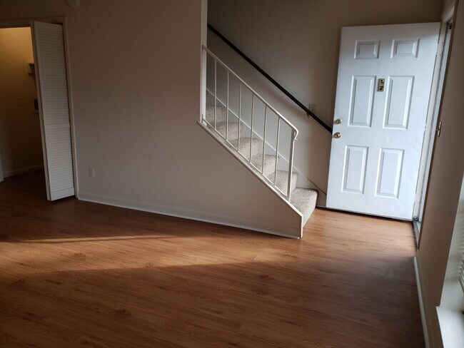 Building Photo - 206 Yelton Ct