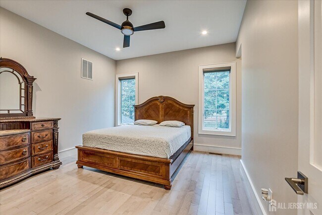 Building Photo - 3979 Park Ave