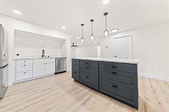 Building Photo - Stunning Newly Rehabbed Single-Family Home — Modern Design • Near Beach, Shopping & Dining!