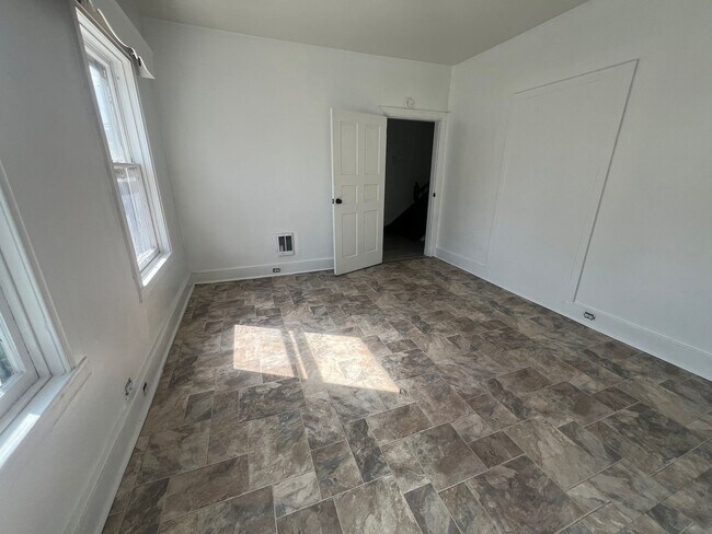 Building Photo - 857 E Market St