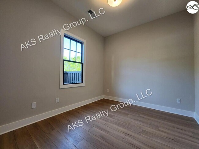 Building Photo - 1202 Windsor Sq