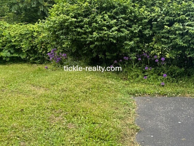 Building Photo - Cute 1 Bedroom W/ Den Cottage in the Swill...