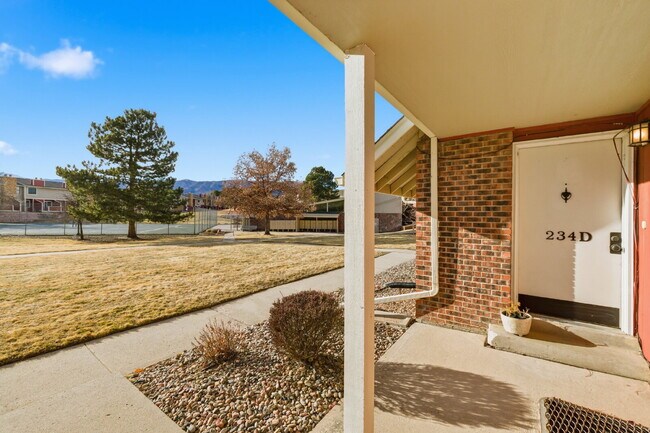 Building Photo - Charming 3 Bedroom Townhomes at Rockrimmon