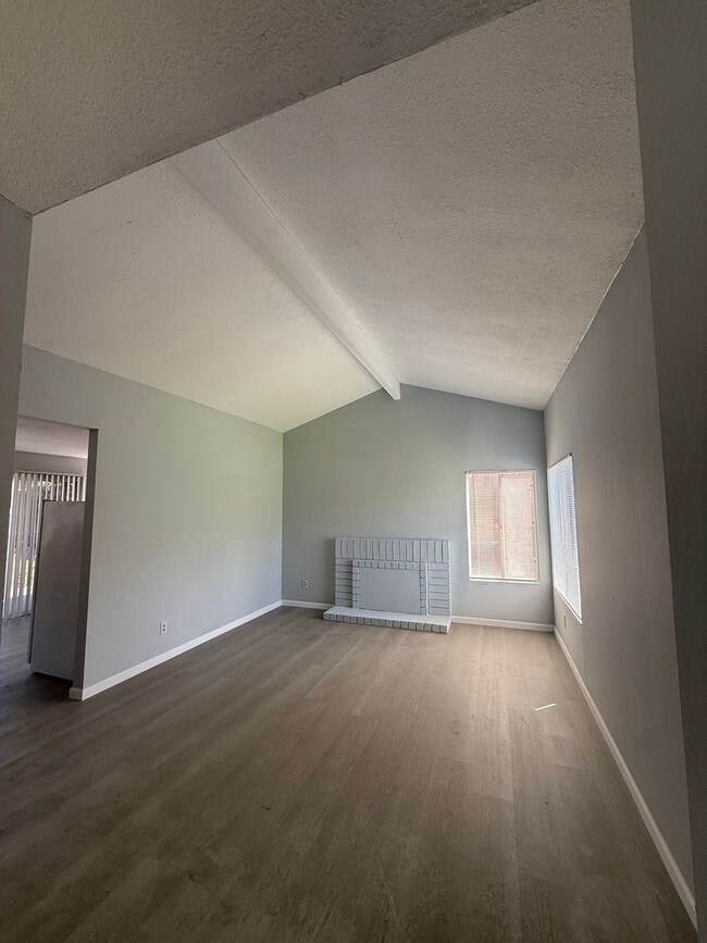 Building Photo - 2 bedroom / 1 bath