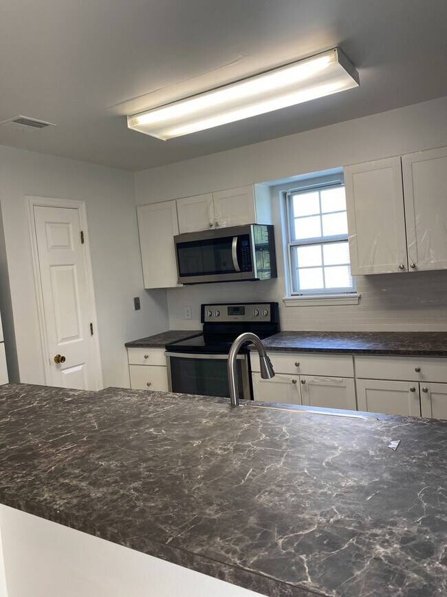 Building Photo - Remodeled Seven Oaks Condo