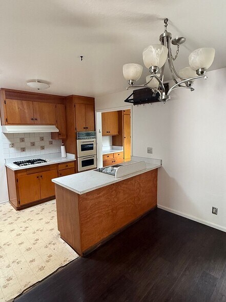 Building Photo - 561 Princeton Pl