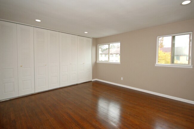 Building Photo - 56 Chelsea Way