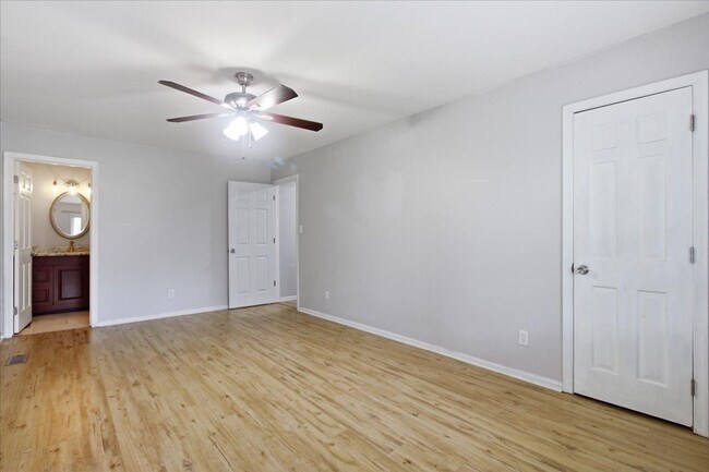 Building Photo - 208 Greenbriar Dr