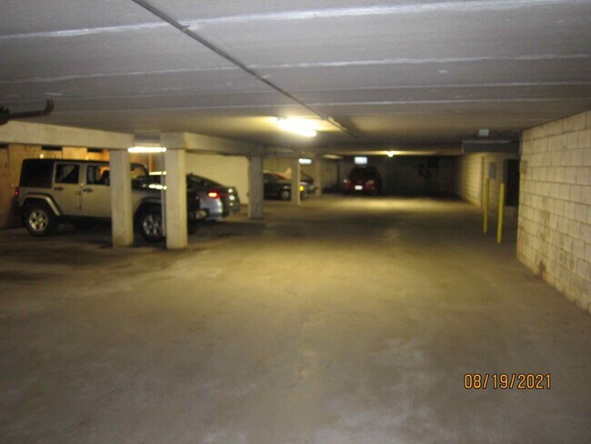 Building Photo - Available October 2025 Remodeled 2 Bedroom...