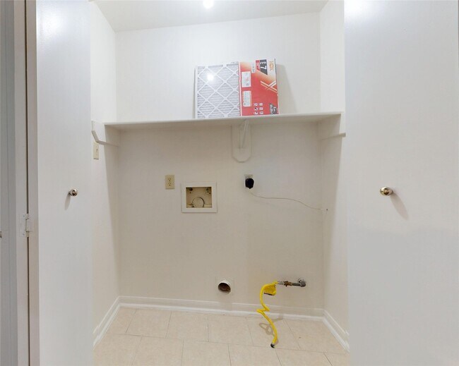 Building Photo - 806 N Willow Dr