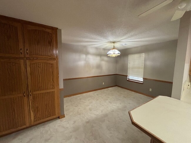 Building Photo - Welcome to your dream home in the heart of Russellville, AR.