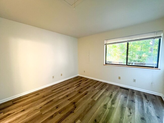 Building Photo - 2BD/2BA Near Stonefield & Alb. High School
