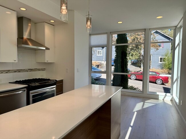 Building Photo - Stunning Central District Townhome