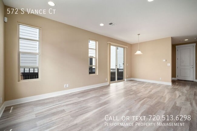 Building Photo - 572 S Vance St