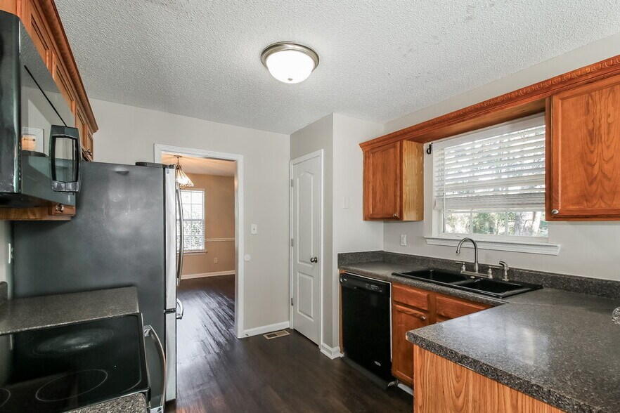 Building Photo - 40 Savoy Park Dr