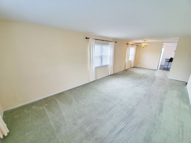 Building Photo - 2 Bedroom 1 Bath Second Floor Condo in St....