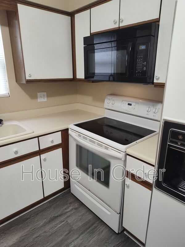 Building Photo - 301 Abbey Cir