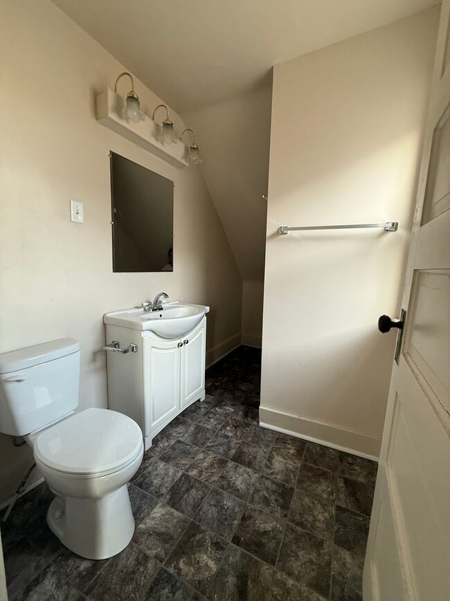 Building Photo - 3 Bedroom 1.5 Bathroom HOUSE