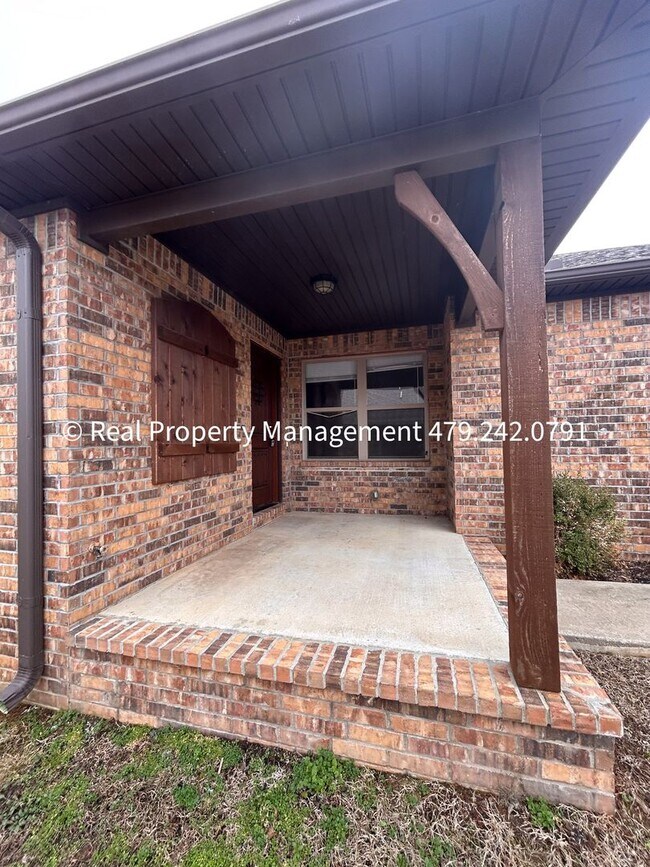 Building Photo - MOVE IN SPECIAL - HALF OFF MOVE IN RENT! B...