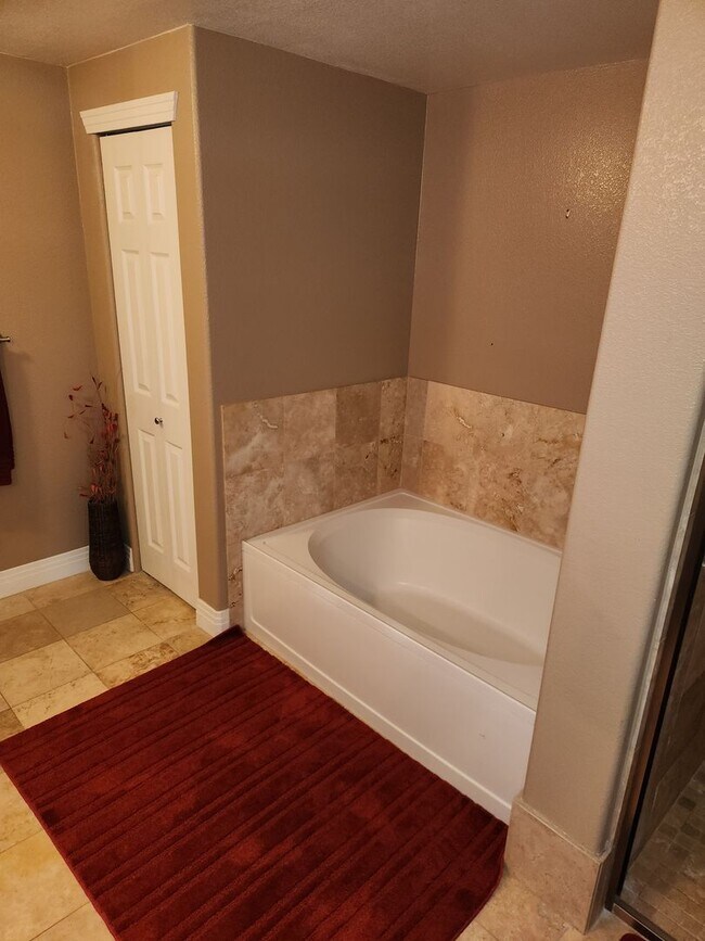 Building Photo - LOCATION, FULLY FURNISHED and LUXURY! Cher...